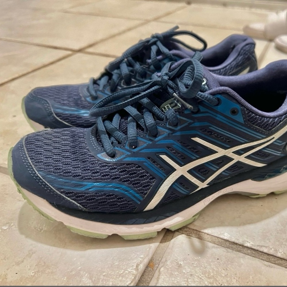 ASICS GT 2000 Running Shoes - Size 6